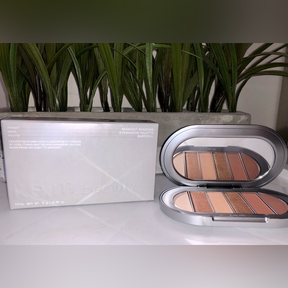 BNIB r.e.m. beauty Midnight Shadows Eyeshadow Palette - Baby Doll - Picture 3 of 14